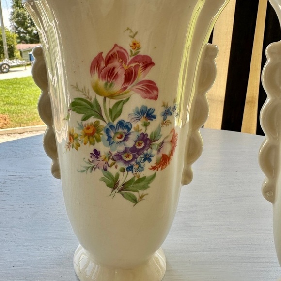 1950’S SET/2 , FLORAL VASES. SOFT CREAM COLOR WITH ONE SIDED FLORAL DESIGN. - Picture 3 of 12